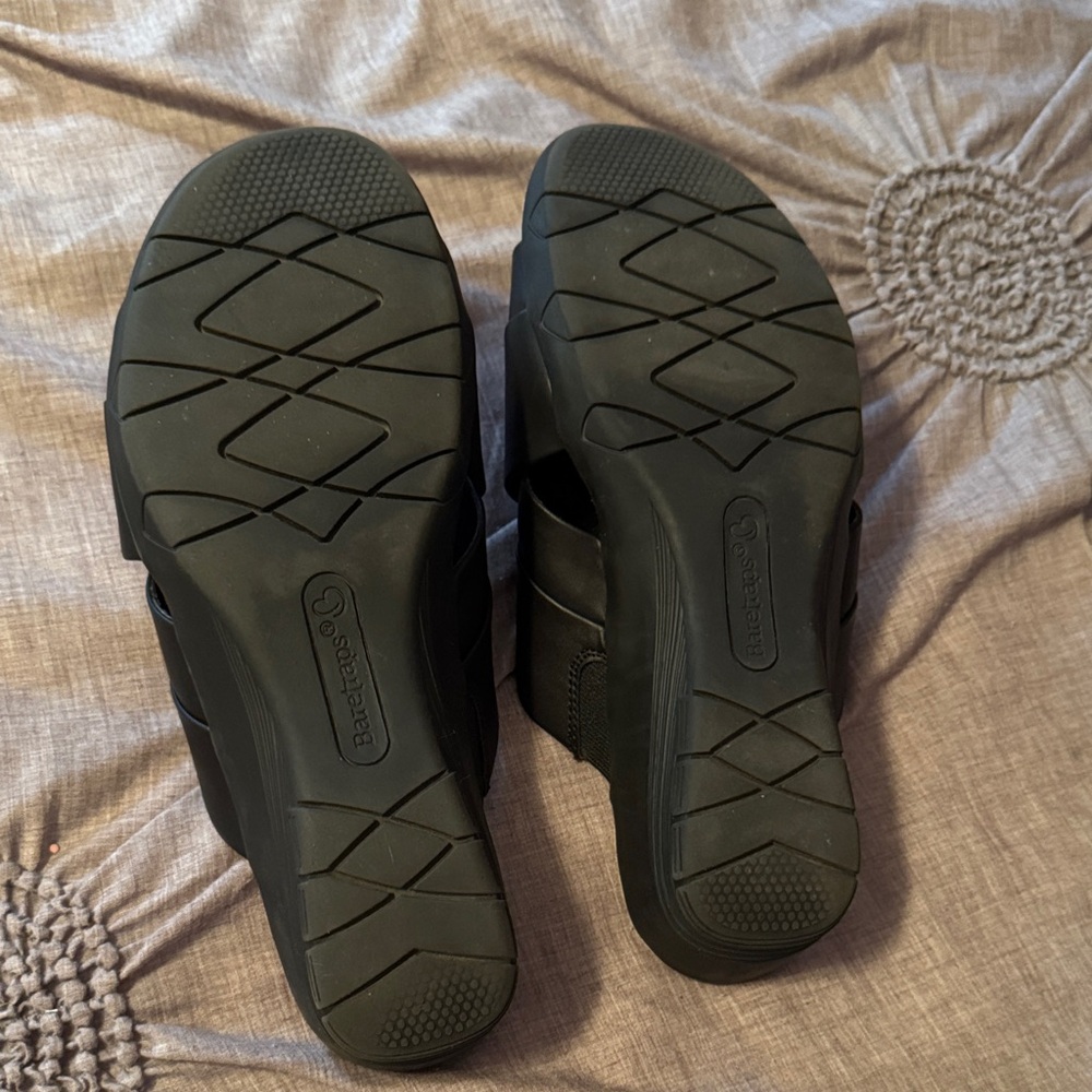 BareTraps Women's Sandals in Black and Tan - Picture 2 of 4